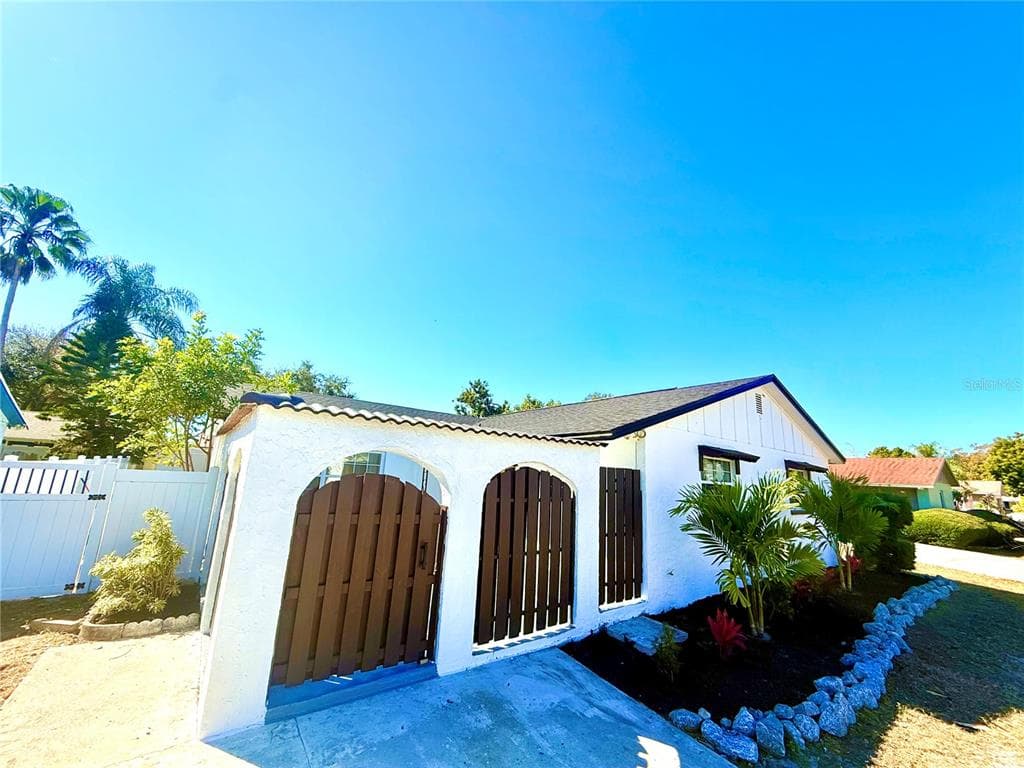 6910 DALKEITH Avenue, Street PETERSBURG, FL 33709 photo 2