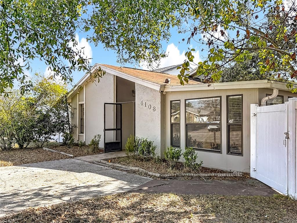 5108 RAVENSDALE Way, TAMPA, FL 33624 photo 2