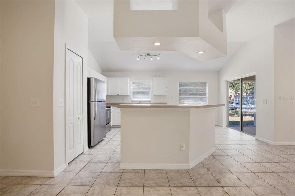 9827 WHITE BARN Way, RIVERVIEW, FL 33569 photo 3