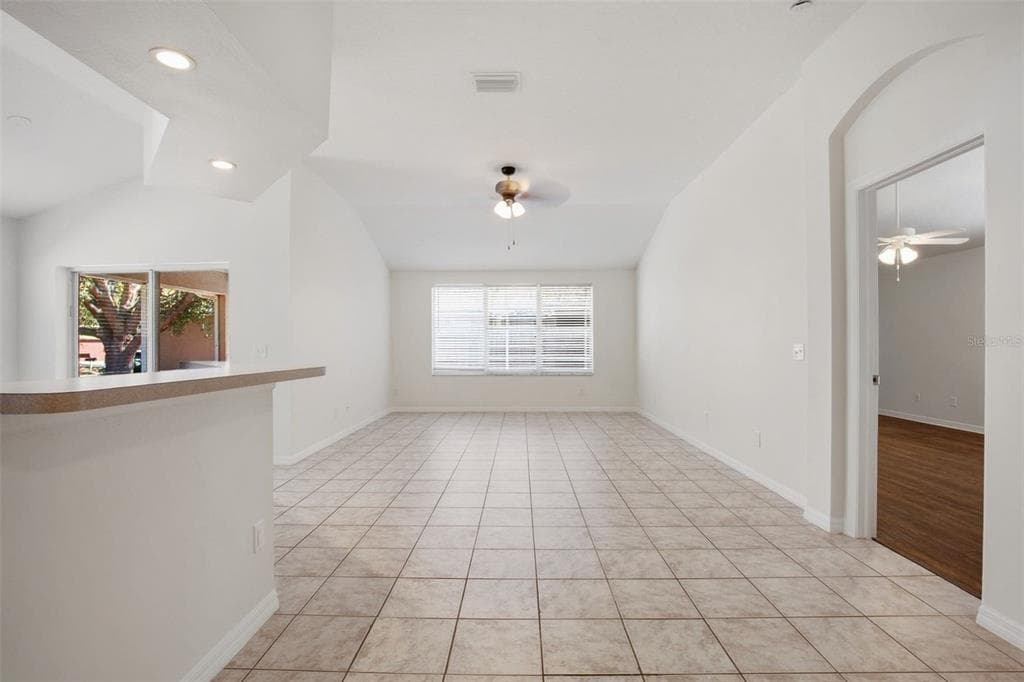 9827 WHITE BARN Way, RIVERVIEW, FL 33569 photo 5