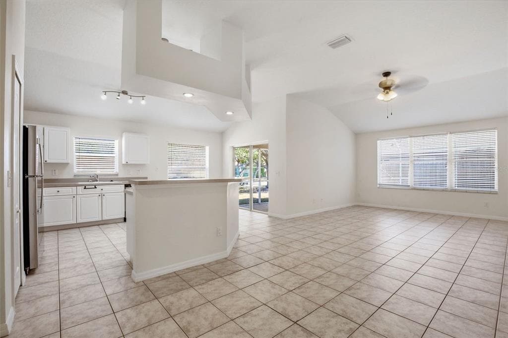 9827 WHITE BARN Way, RIVERVIEW, FL 33569 photo 4