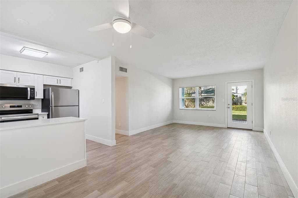 300 VENETIAN Drive Unit 2, CLEARWATER, FL 33755 photo 4