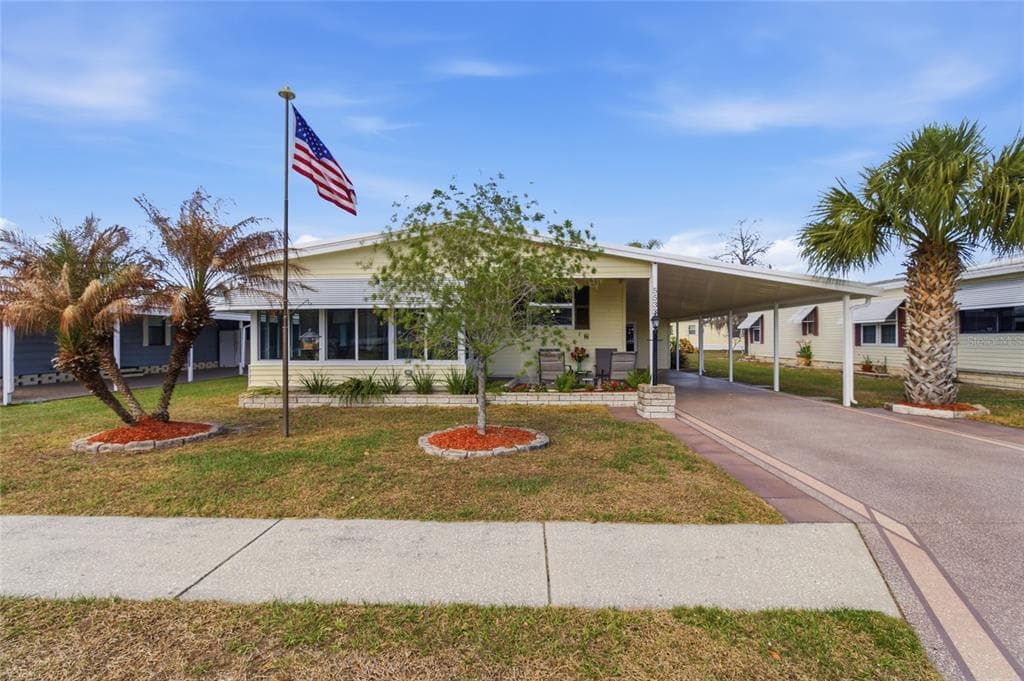 5533 REGAL Way, ZEPHYRHILLS, FL 33541 photo 2