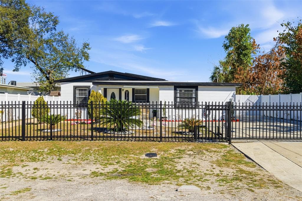 8907 TAMPA STREET, TAMPA, FL 33604