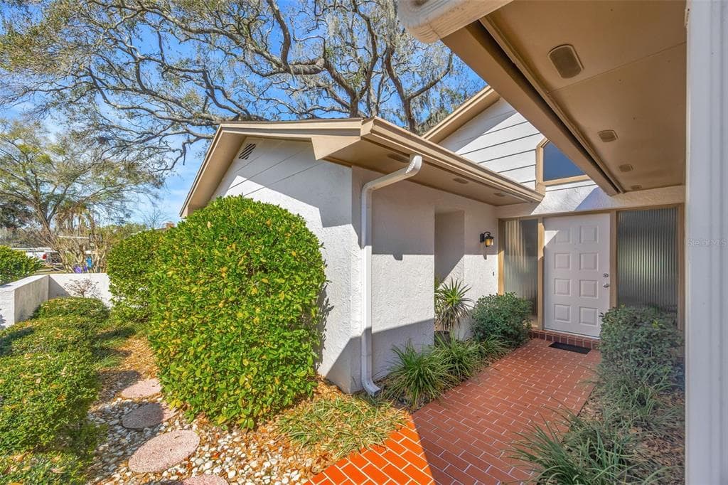 1011 MEADOWCREST Drive, VALRICO, FL 33594 photo 2