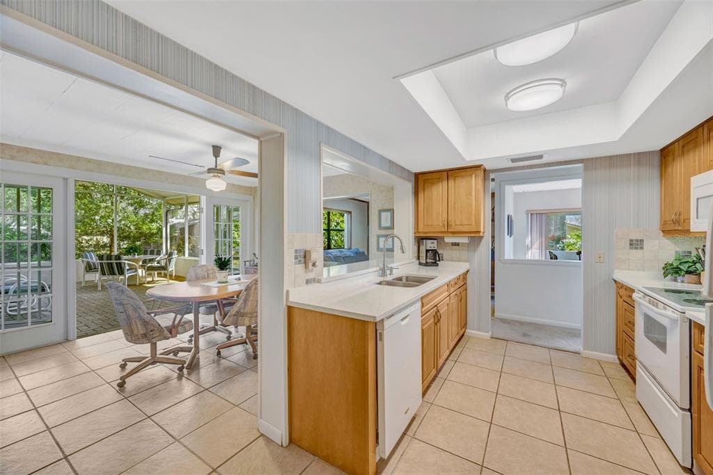 1011 MEADOWCREST Drive, VALRICO, FL 33594 photo 5