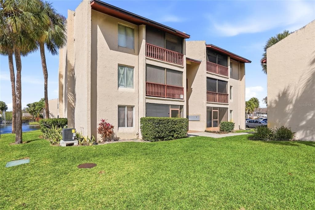 8602 CHAMPLAIN COURT Unit 90, TAMPA, FL 33614