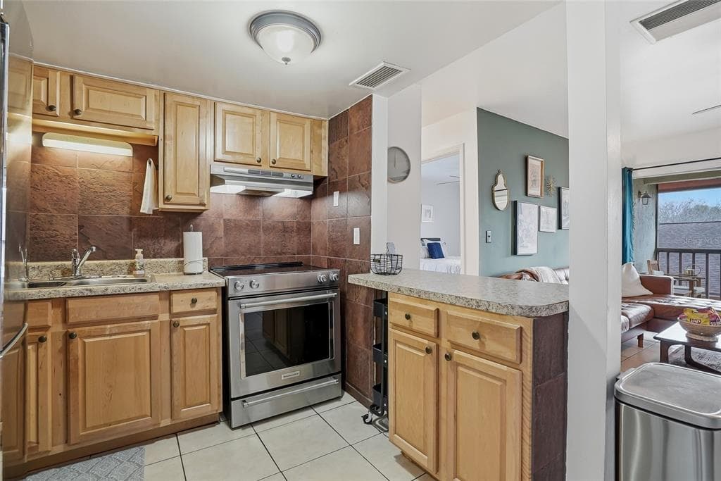 8602 CHAMPLAIN COURT Unit 90, TAMPA, FL 33614 photo 5