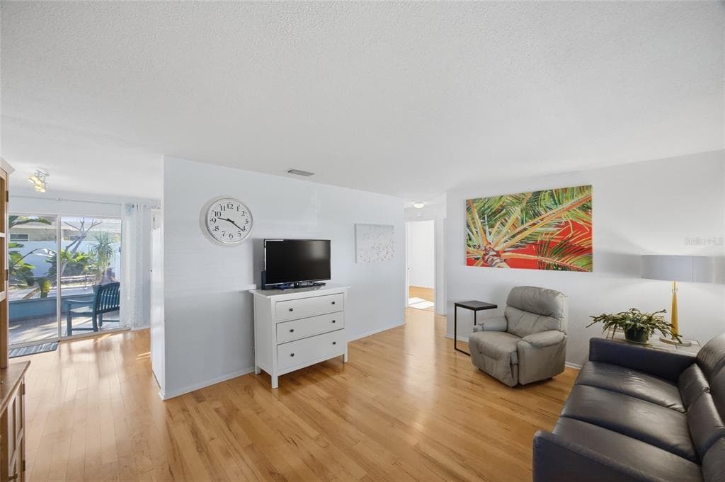 2217 LAUREN Drive, LARGO, FL 33774 photo 4