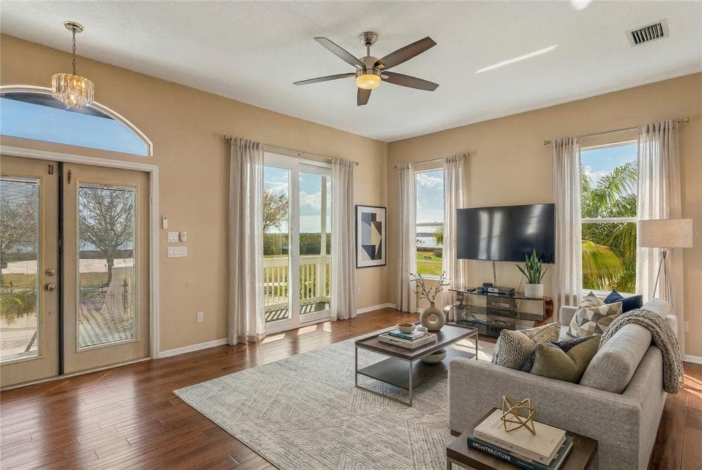 402 SHORE Drive, OLDSMAR, FL 34677 photo 4