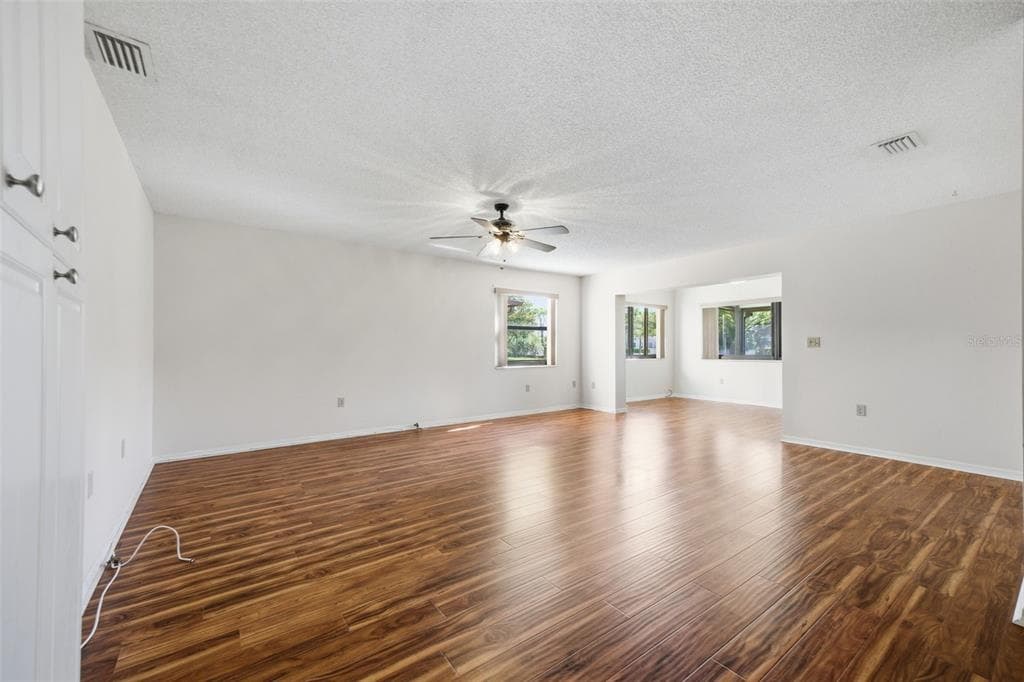 8140 TERRACE GARDEN Drive Unit 102, Street PETERSBURG, FL 33709 photo 5