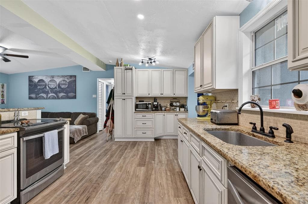 2846 HUNTINGTON Drive, LARGO, FL 33771 photo 5