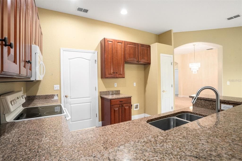 9916 CLEGHORN Drive, SAN ANTONIO, FL 33576 photo 5