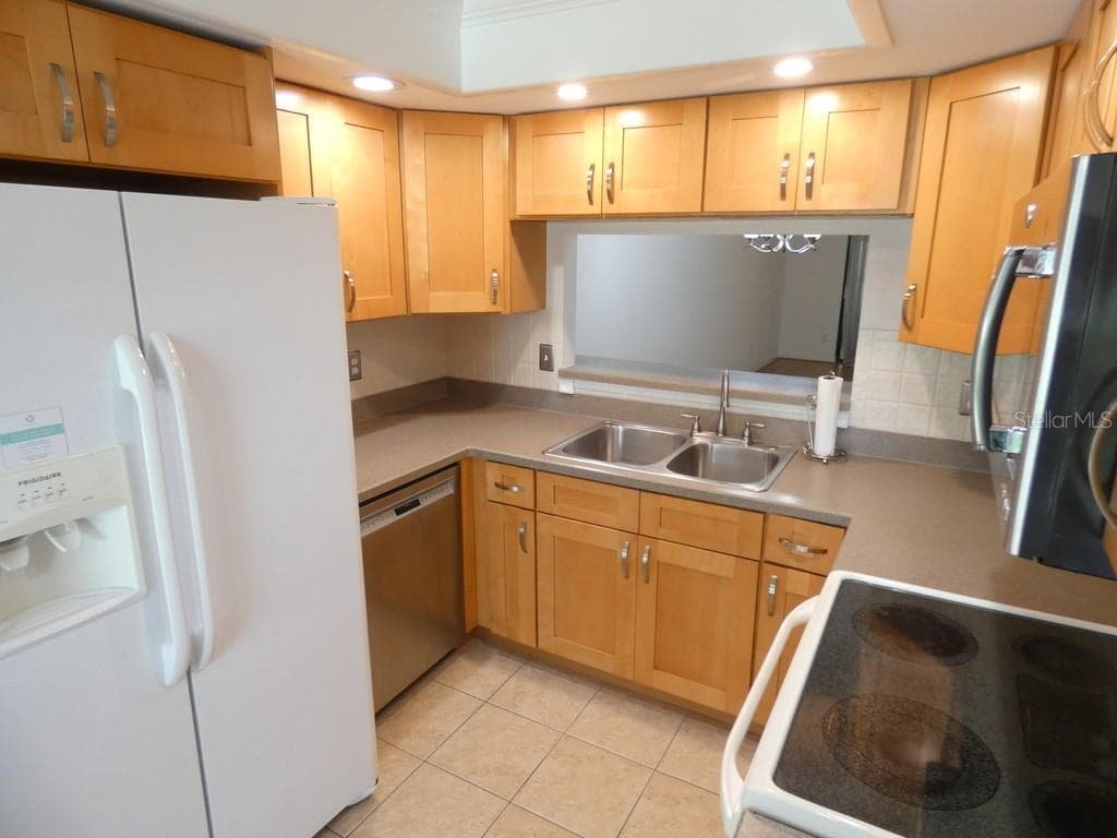 2211 EISENHOWER Drive Unit 106, DUNEDIN, FL 34698 photo 3