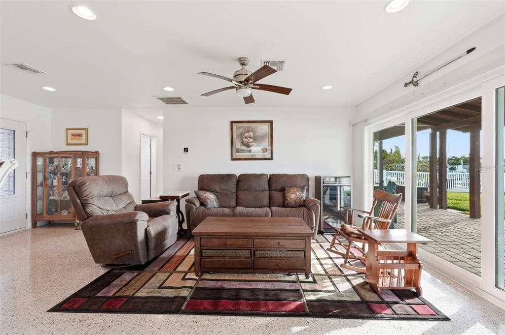 532 CRYSTAL DRIVE, MADEIRA BEACH, FL, 33708 photo 4