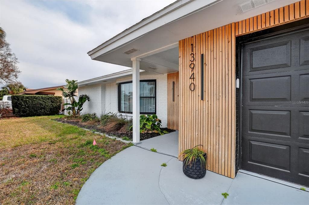 13940 ANTIGUA Drive, SEMINOLE, FL 33776 photo 2