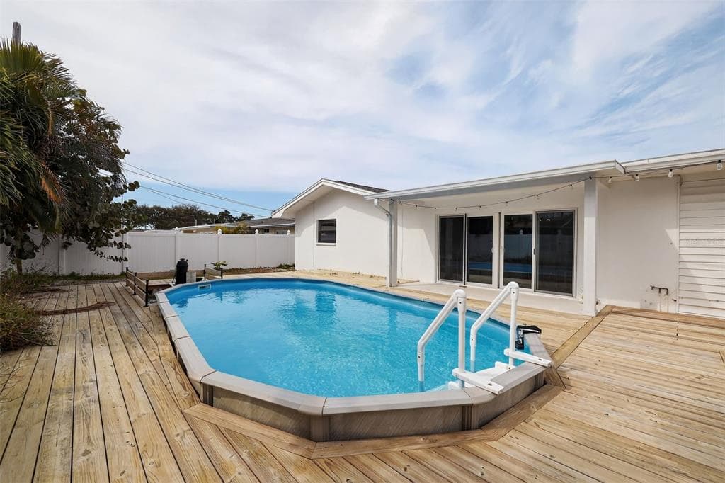 13940 ANTIGUA Drive, SEMINOLE, FL 33776 photo 4