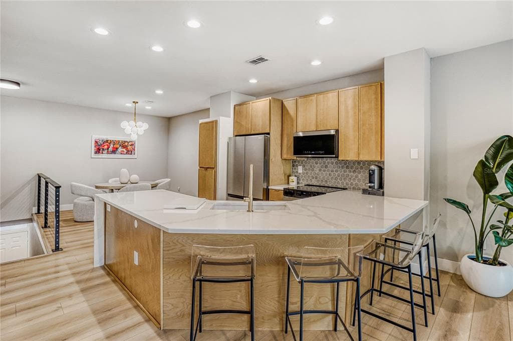 636 ARBOR LAKE LANE, TAMPA, FL, 33602 photo 2