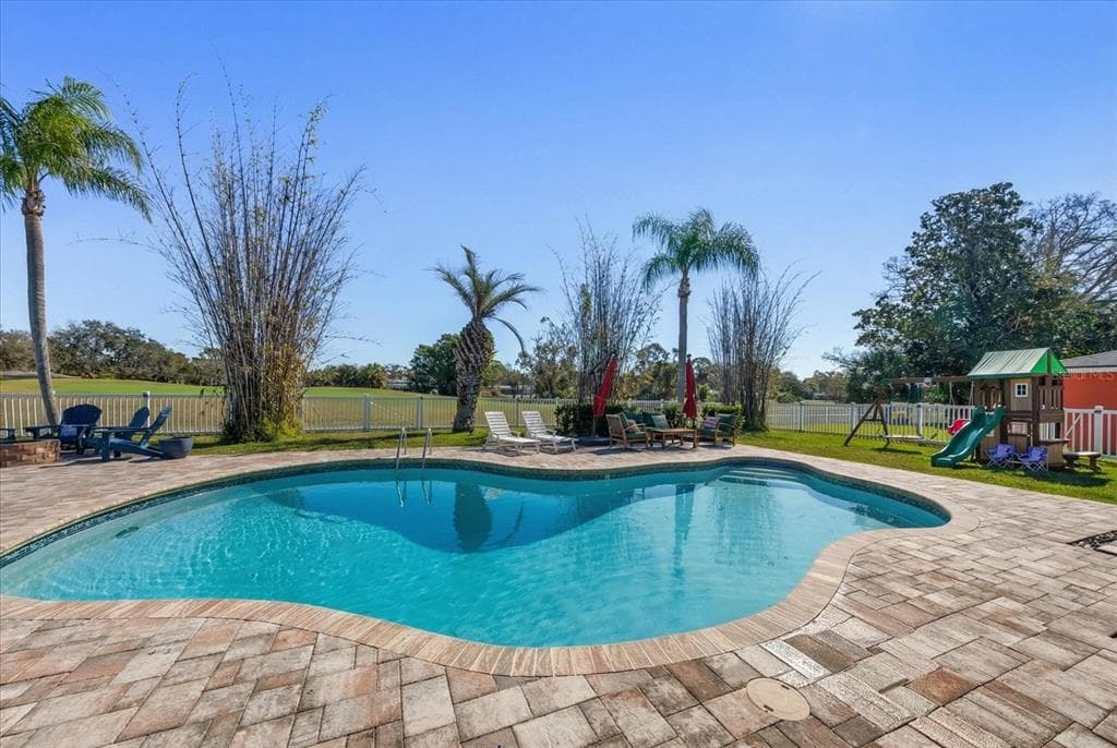 6511 AUGUSTA Boulevard, SEMINOLE, FL 33777 photo 2