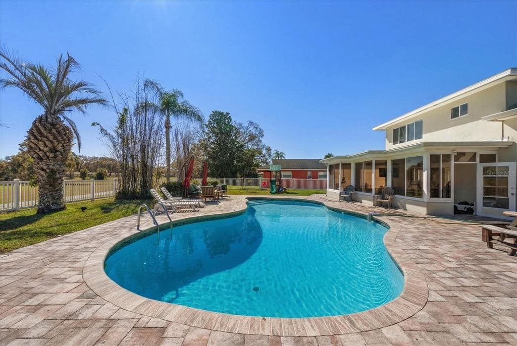 6511 AUGUSTA Boulevard, SEMINOLE, FL 33777 photo 3