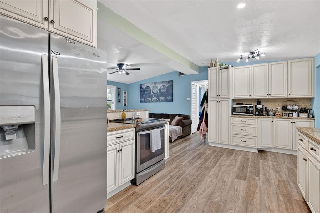 2846 HUNTINGTON Drive, LARGO, FL 33771 photo 4