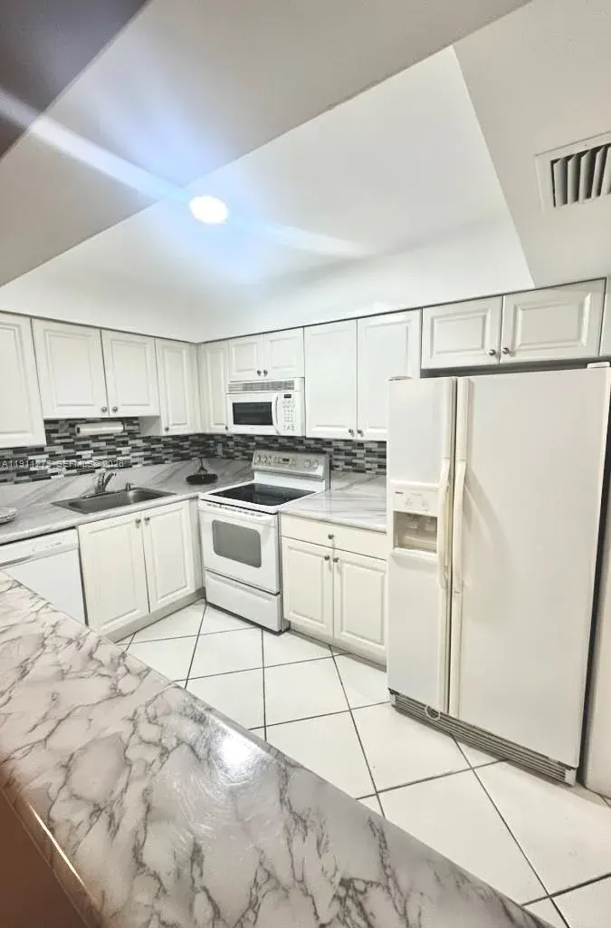 4158 Inverrary Drive 405, Lauderhill, FL 33319