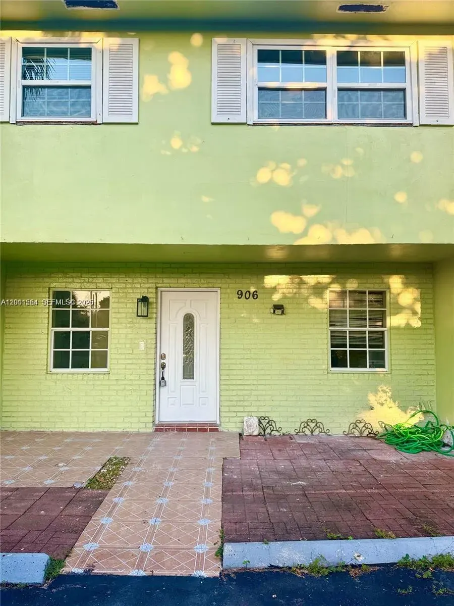 906 SW 74th Avenue, North Lauderdale, FL 33068