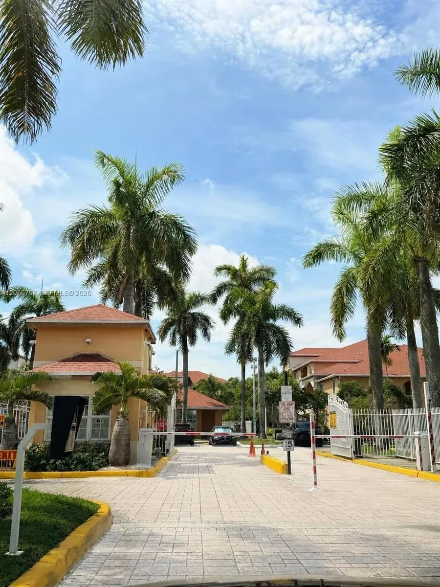 6960 SW 39th Street E102, Davie, FL 33314
