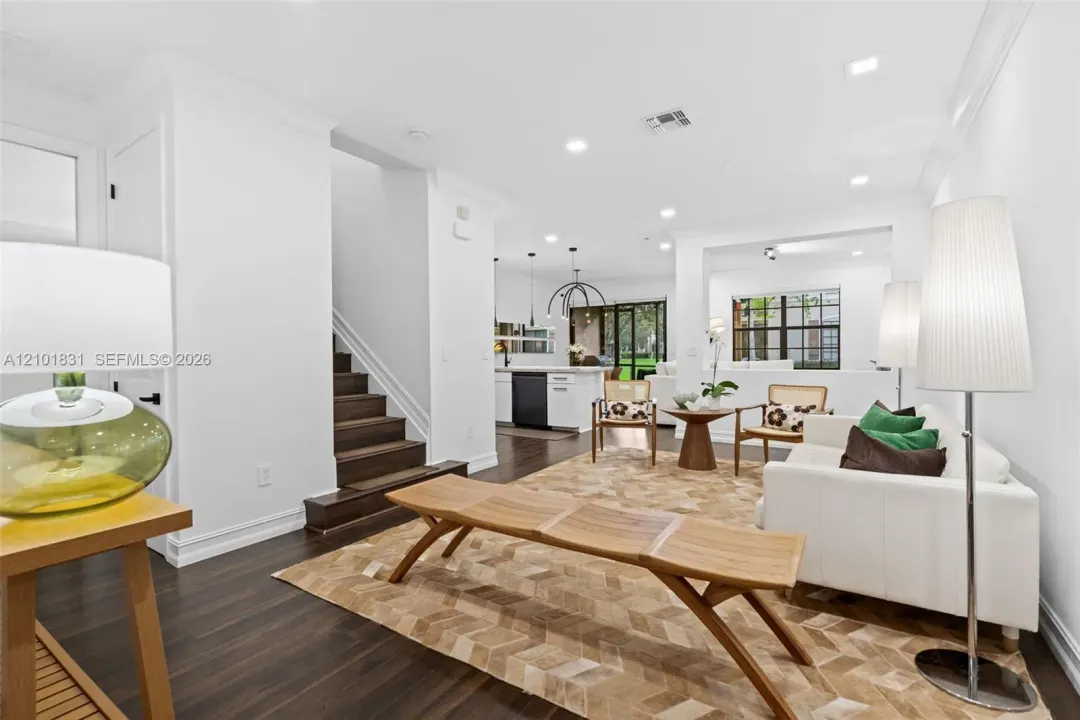 124 W Riverwalk Circle W, Plantation, FL 33325