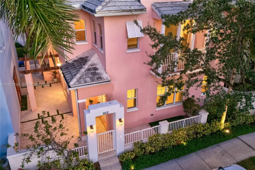 912 NE 17th Way, Fort Lauderdale, FL 33304