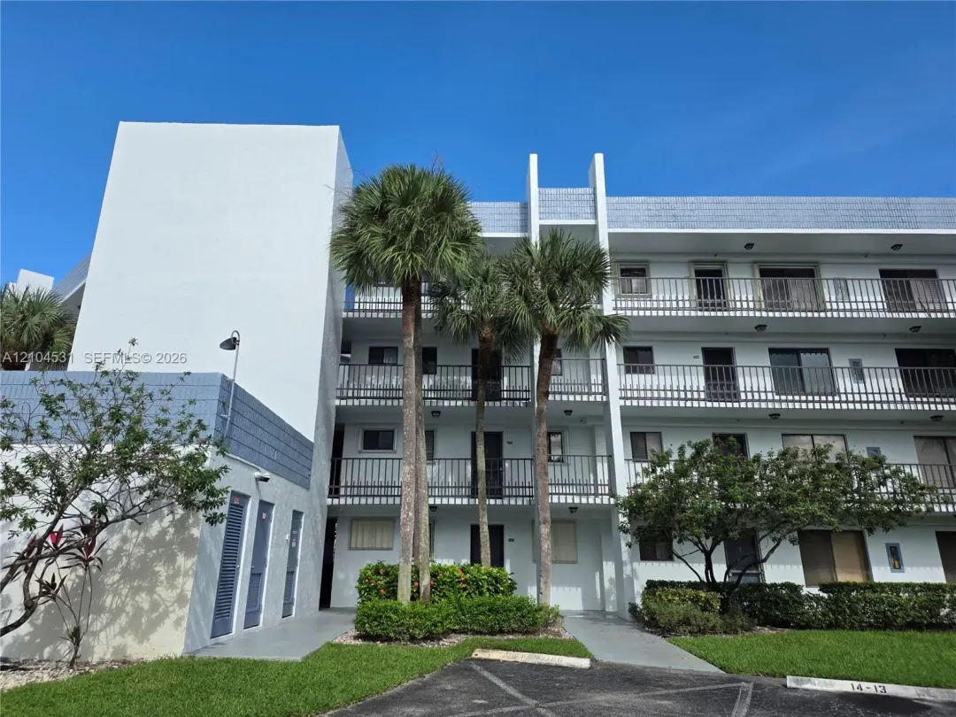4820 W Lucerne Lakes Boulevard W 305, Lake Worth, FL 33467