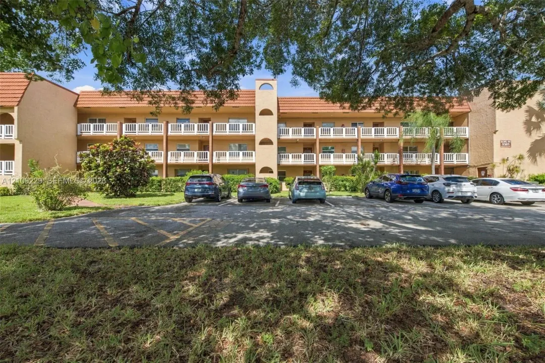 9301 Sunrise Lakes Boulevard 105, Sunrise, FL 33322