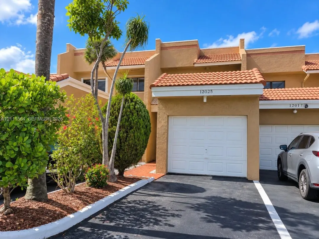 12025 S Las Palmas Drive 12025, Pembroke Pines, FL 33025