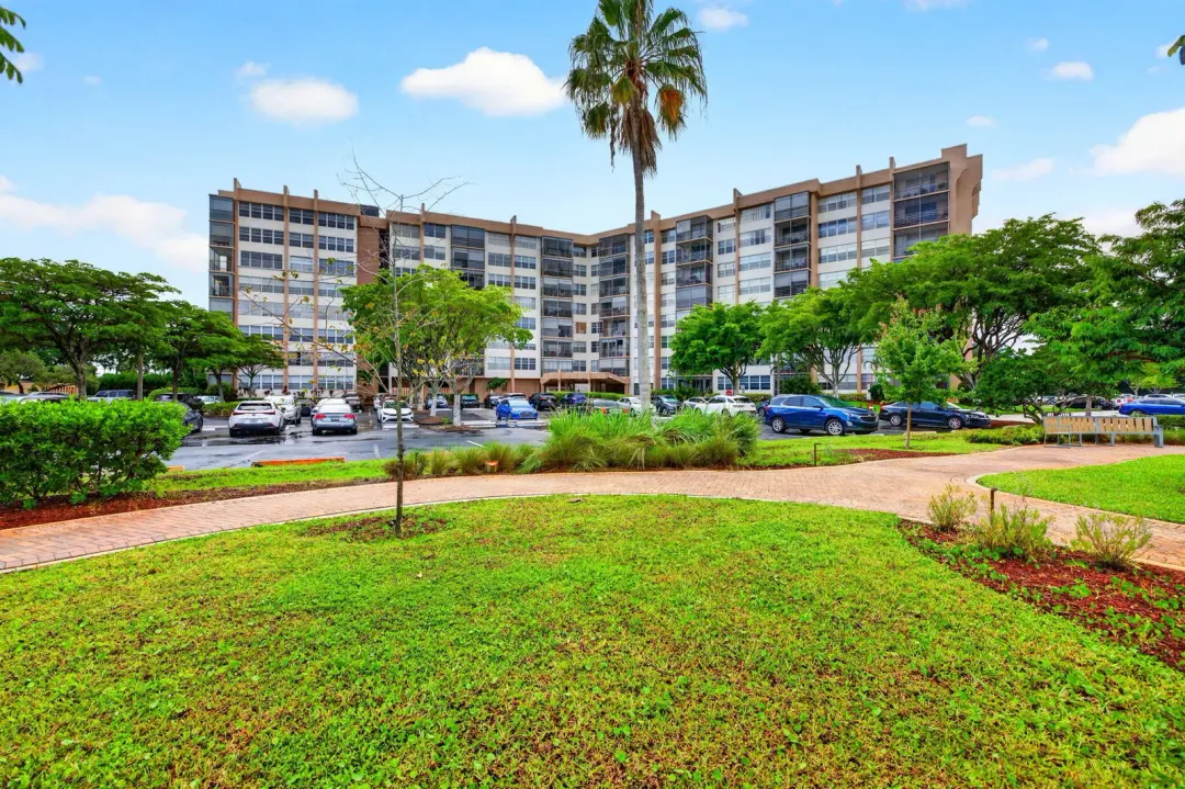 1100 St Charles Place Ph3, Pembroke Pines, FL 33026