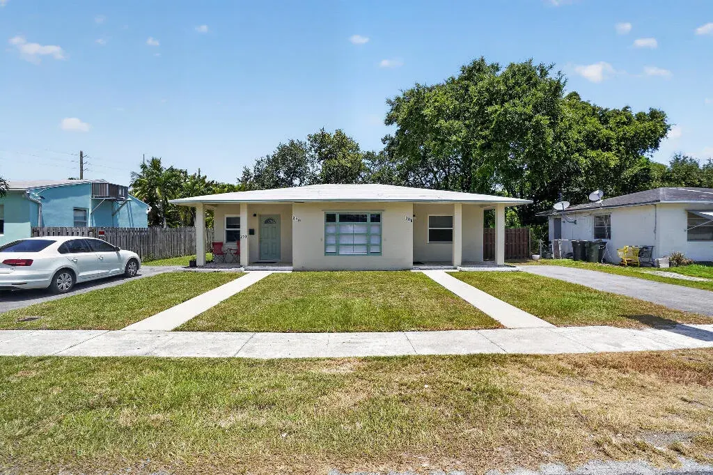 208 SW 2nd Place 1-2, Dania Beach, FL 33004