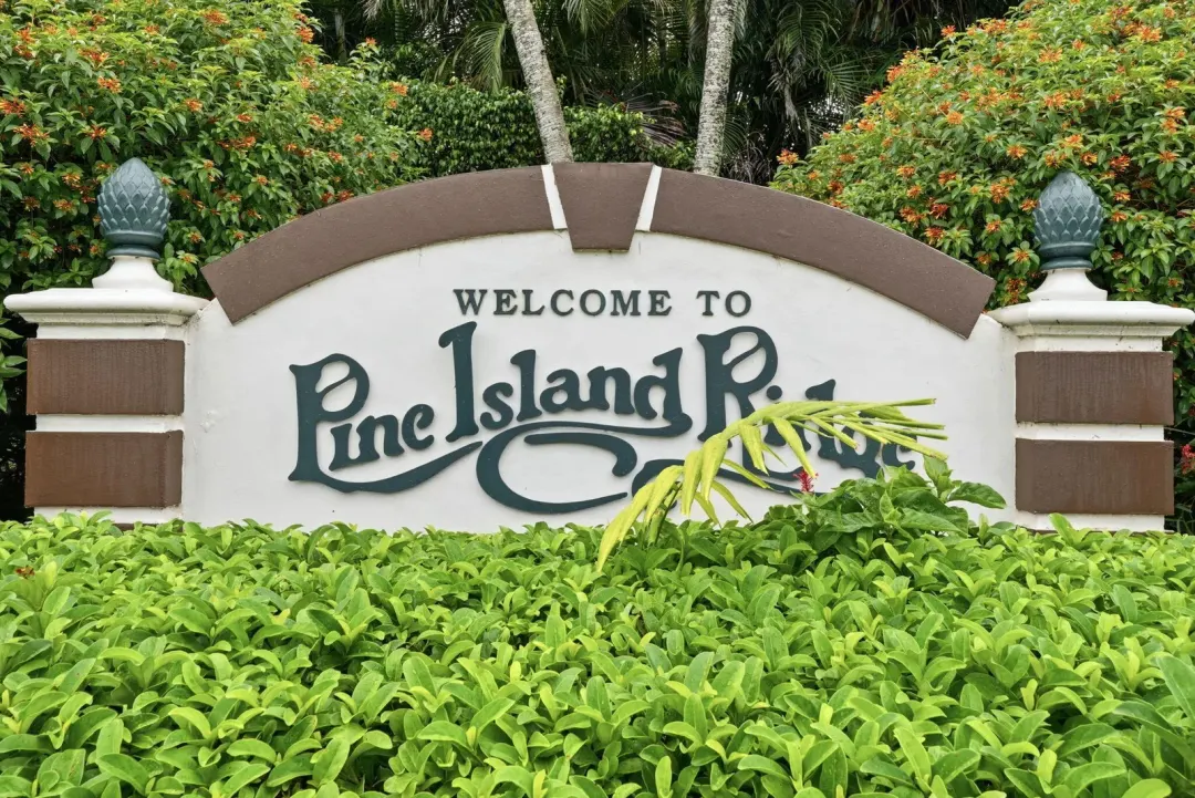 9325 Lagoon Place 405, Davie, FL 33324