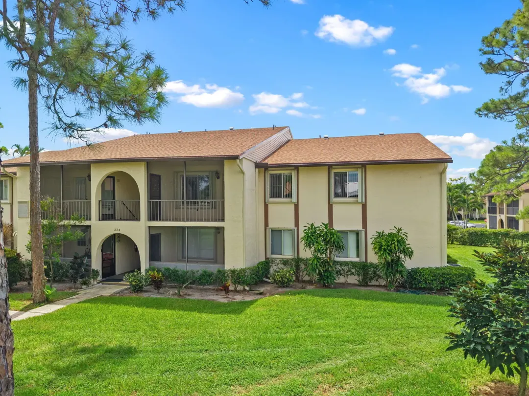 324 Knotty Pine Circle B-2, Greenacres, FL 33463