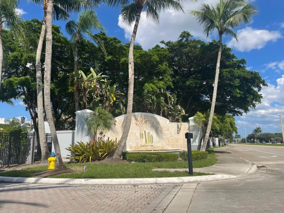 165 NW 96th Terrace 3-207, Pembroke Pines, FL 33024