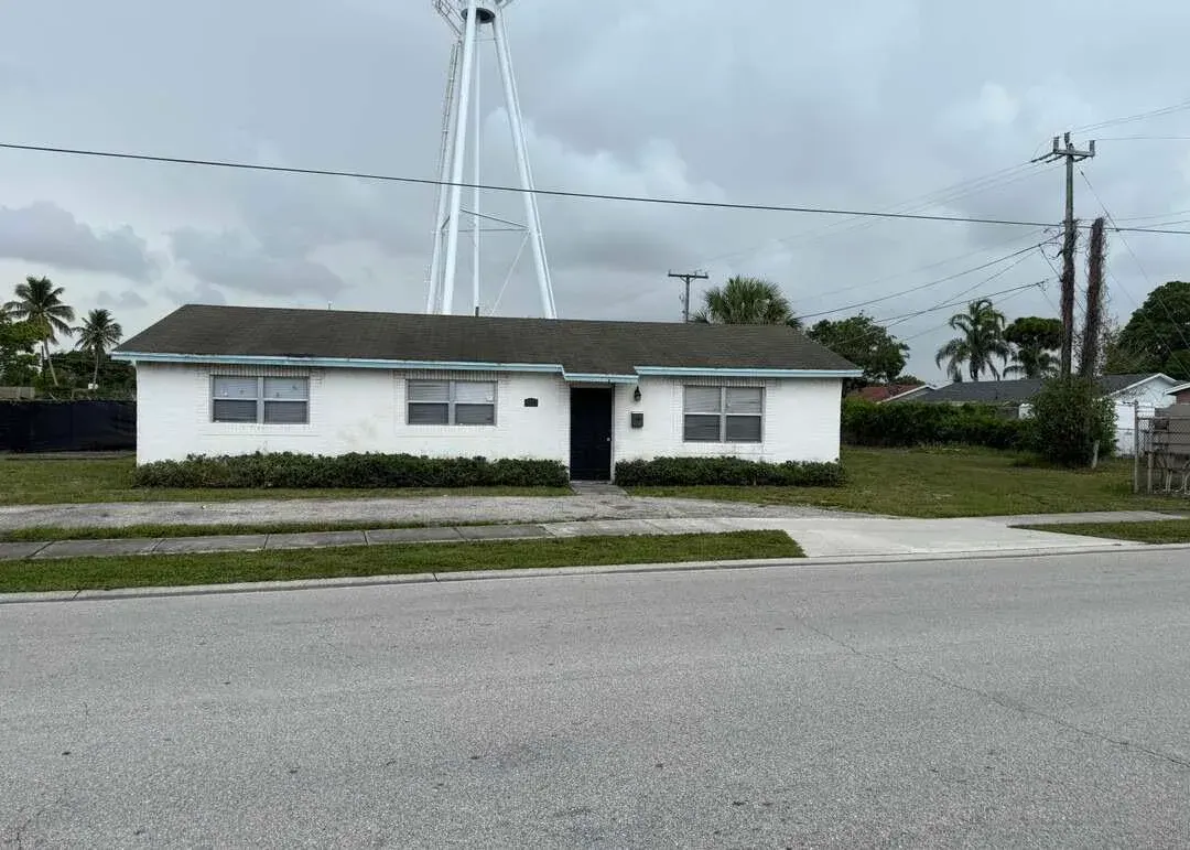 5713 Candlewood Street, Mangonia Park, FL 33407