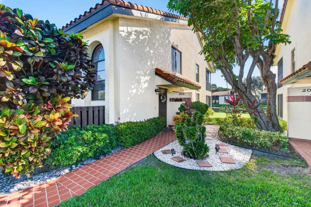 10383 S Circle Lake Drive 202, Boynton Beach, FL 33437