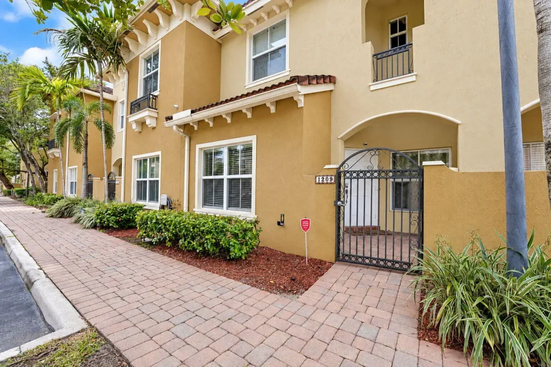 2851 W Prospect Road 1209, Tamarac, FL 33309