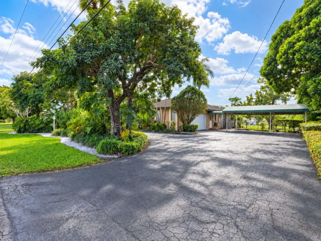 937 W Tropical Way, Plantation, FL 33317