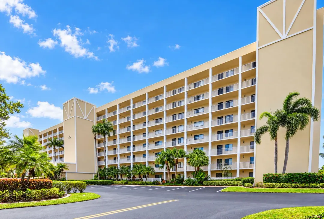7290 Kinghurst Drive 807, Delray Beach, FL 33446