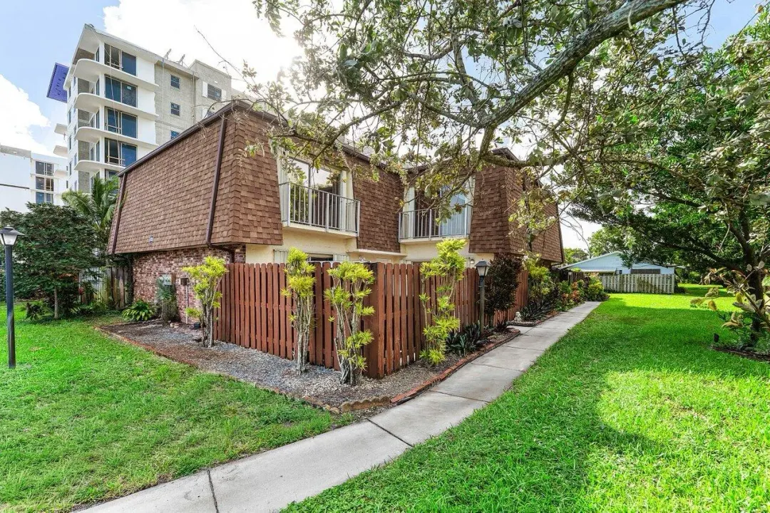 562 SE 27th Terrace, Boynton Beach, FL 33435