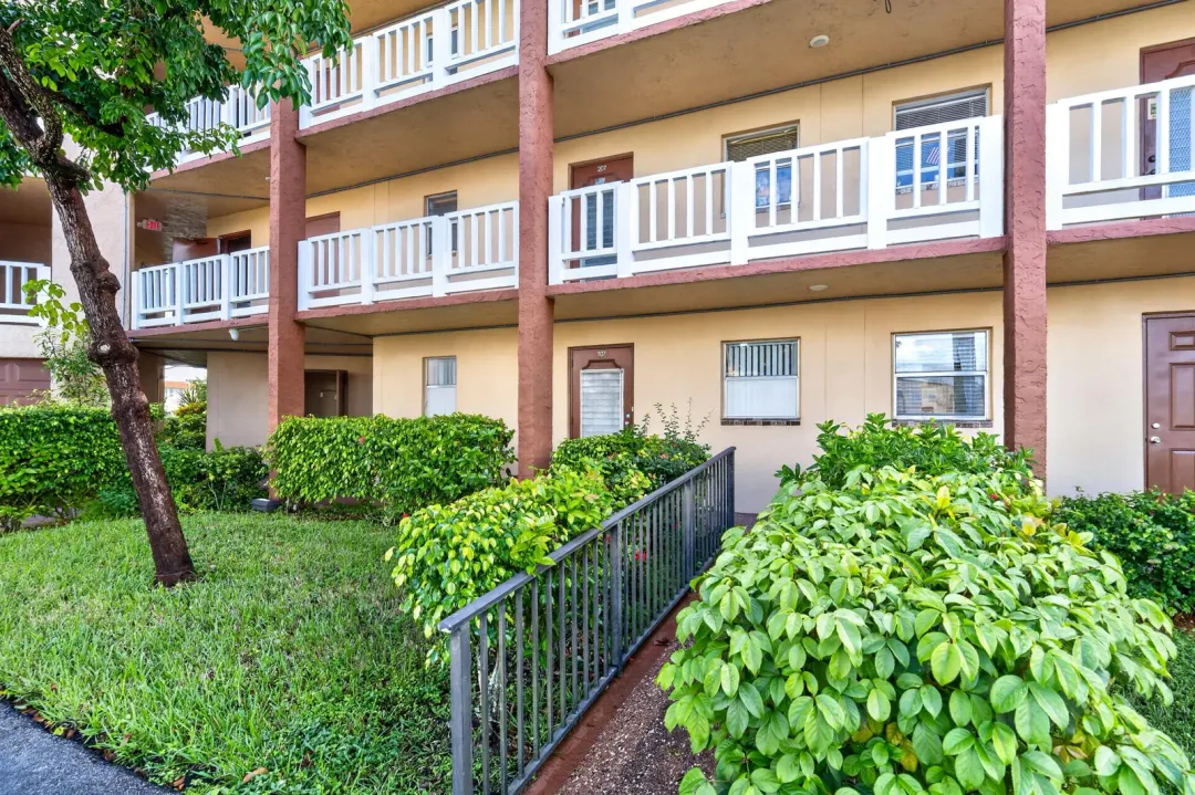 9281 Sunrise Lakes Boulevard 107, Sunrise, FL 33322