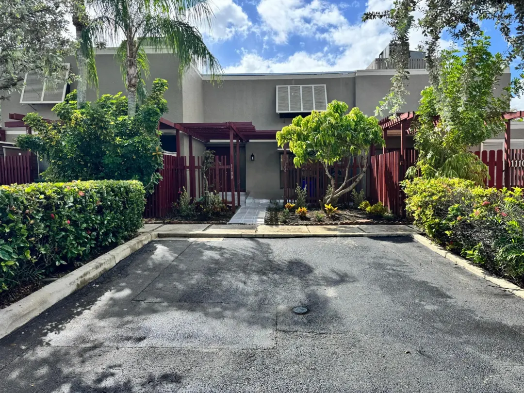 1100 W Fairway Road 1100, Pembroke Pines, FL 33026