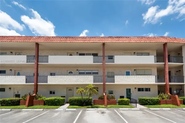 9823 S Hollybrook Lake Drive, Unit 105, Pembroke Pines, FL, 33025