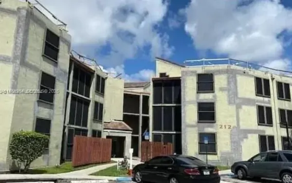 212 Lake Pointe Drive, Unit 205, Oakland Park, FL, 33309