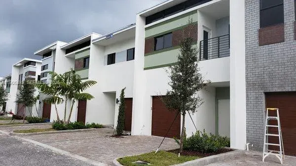 4500 NW 8th Place, Plantation, FL 33317