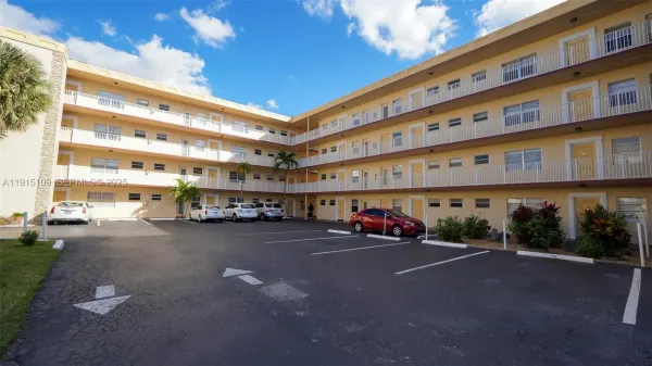 3940 NW 42nd Avenue, Unit 215, Lauderdale Lakes, FL, 33319
